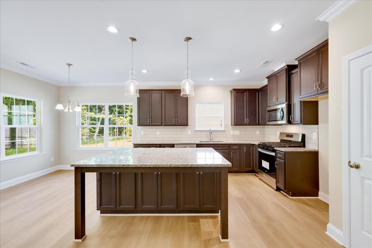 https://assets.windsorhomes.us/img/MVG_lot 17_Cary A_1967_Meadowview_Dr_kitchen_3.jpg